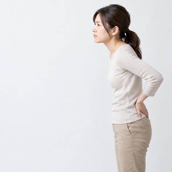 腰に手を当てて姿勢を気にする女性（イメージ）